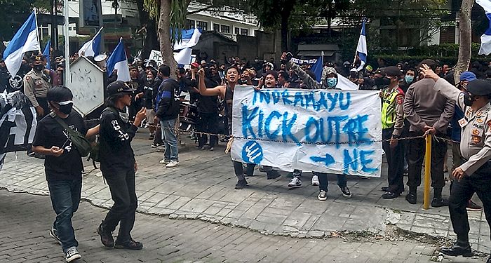 Bobotoh Kembali Geruduk Graha Persib, Bentangkan Spanduk 'Kick Out Rene'